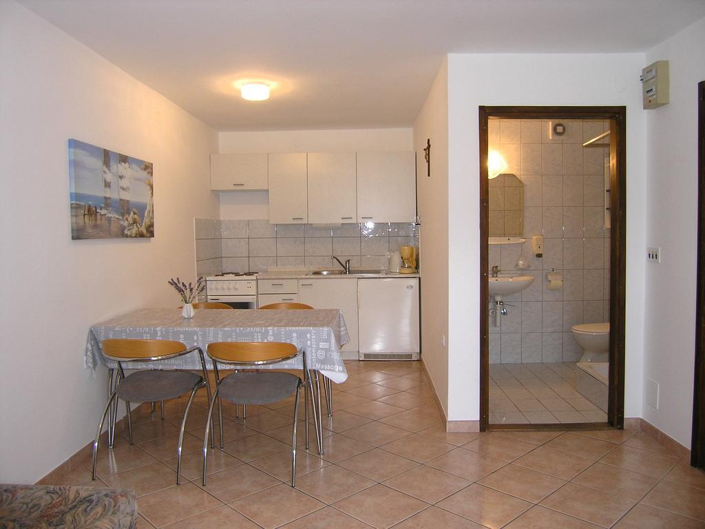 Apartmani Dolencic Krk Town Eksteriør bilde